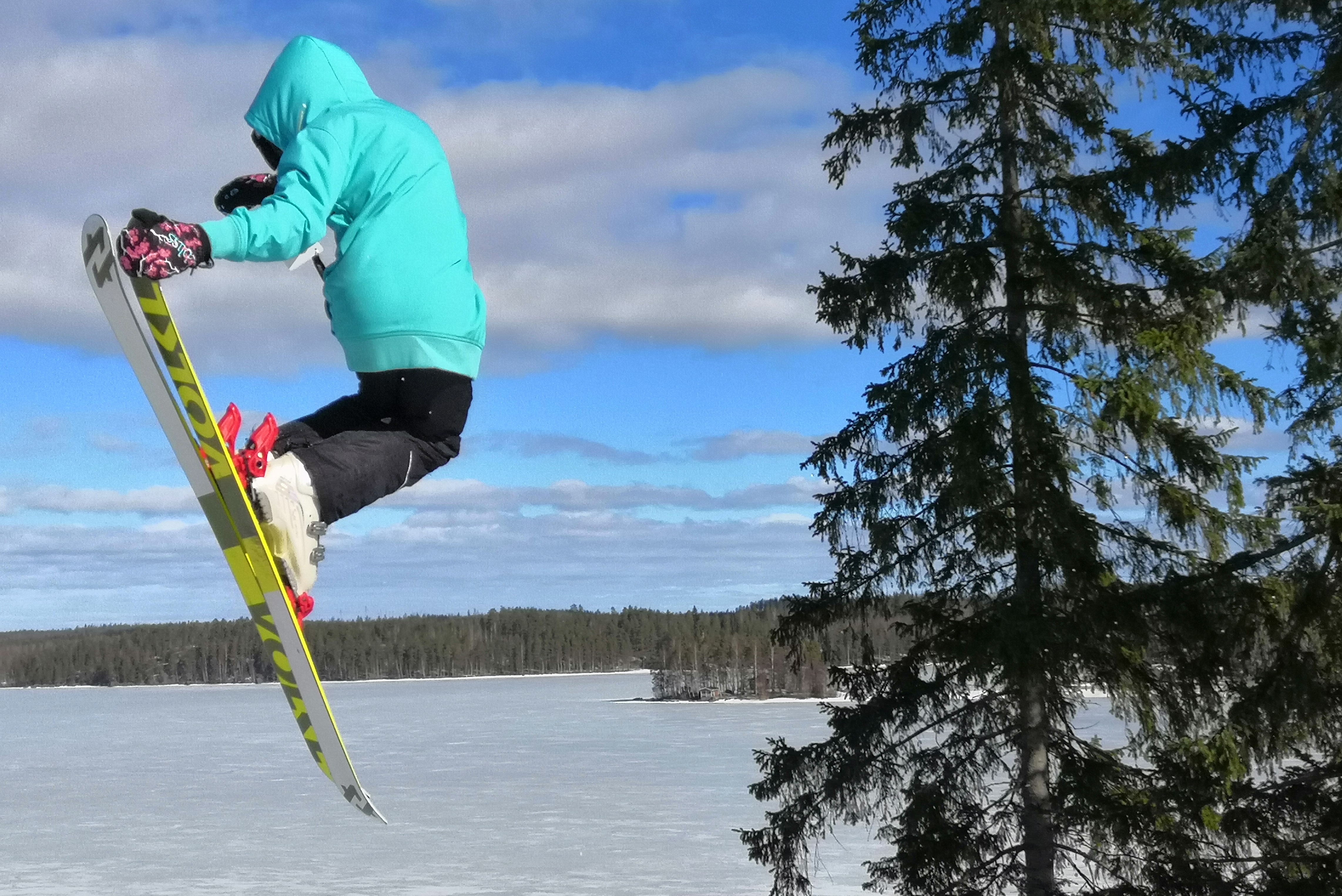 Laskettelija hyppää Freeskin rinteillä